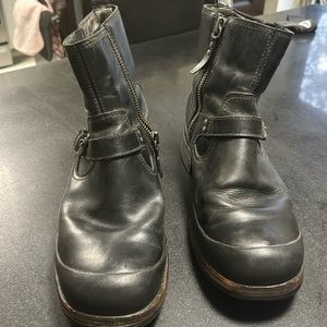 Alston Black boots / UGGS